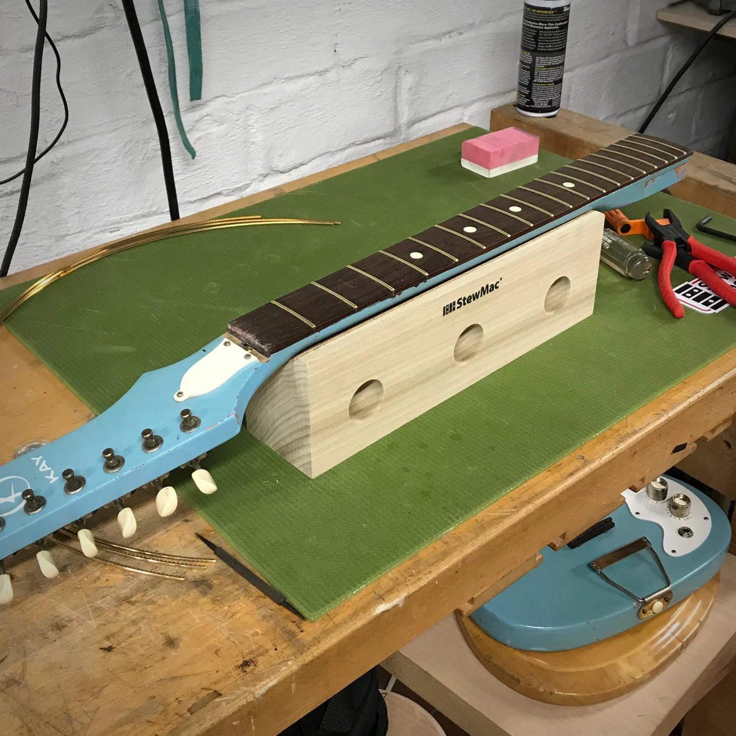 Tall Neck Support Caul - StewMac Tall Neck Support Caul - StewMac -US Tool Sales Shop 4482 2 in use 1