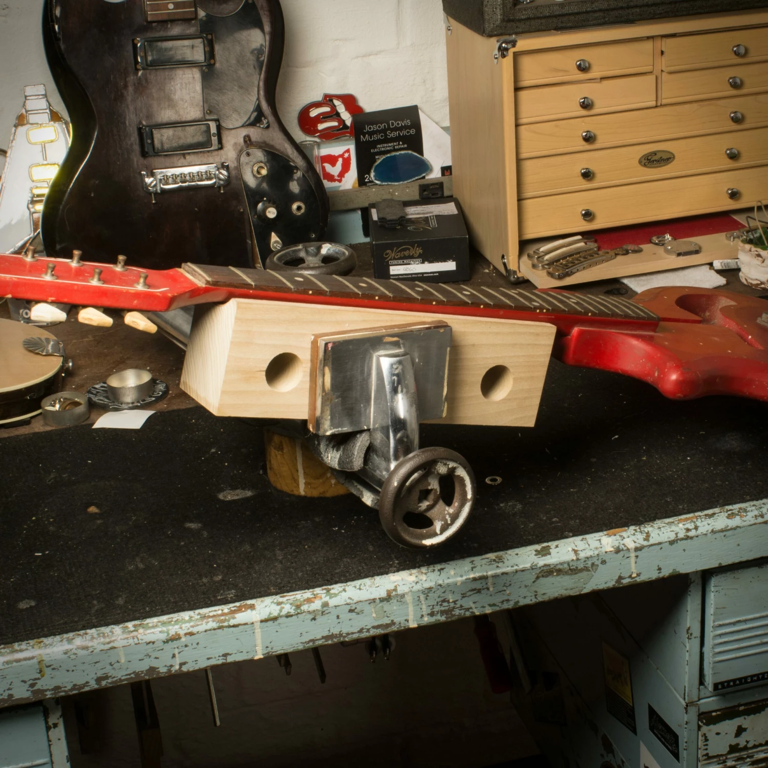 Tall Neck Support Caul - StewMac Tall Neck Support Caul - StewMac -US Tool Sales Shop 4482 5 angled in vise 3000px scaled