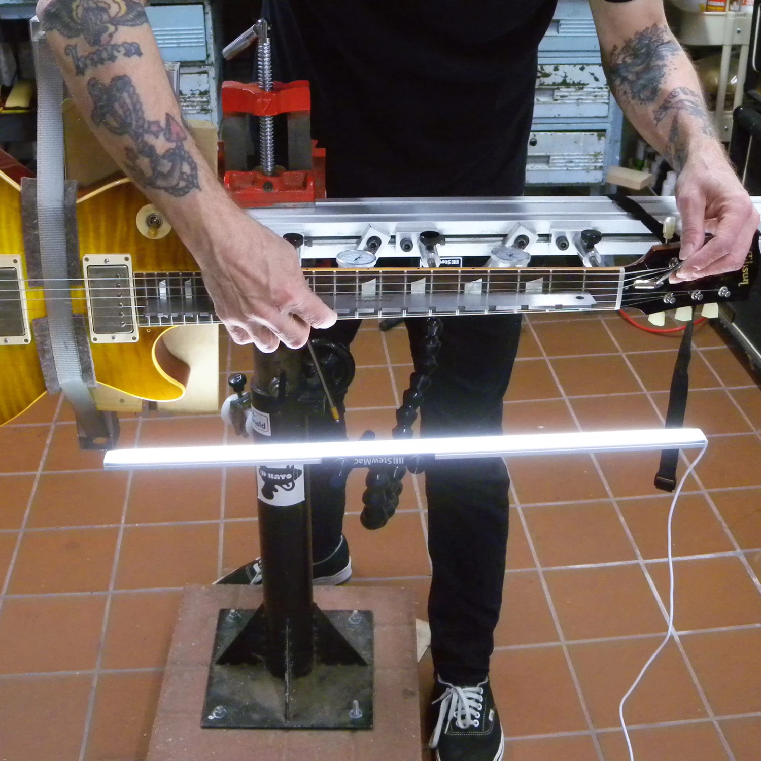 StewMac Light Jig - StewMac StewMac Light Jig - StewMac -US Tool Sales Shop 5369 1 inuse