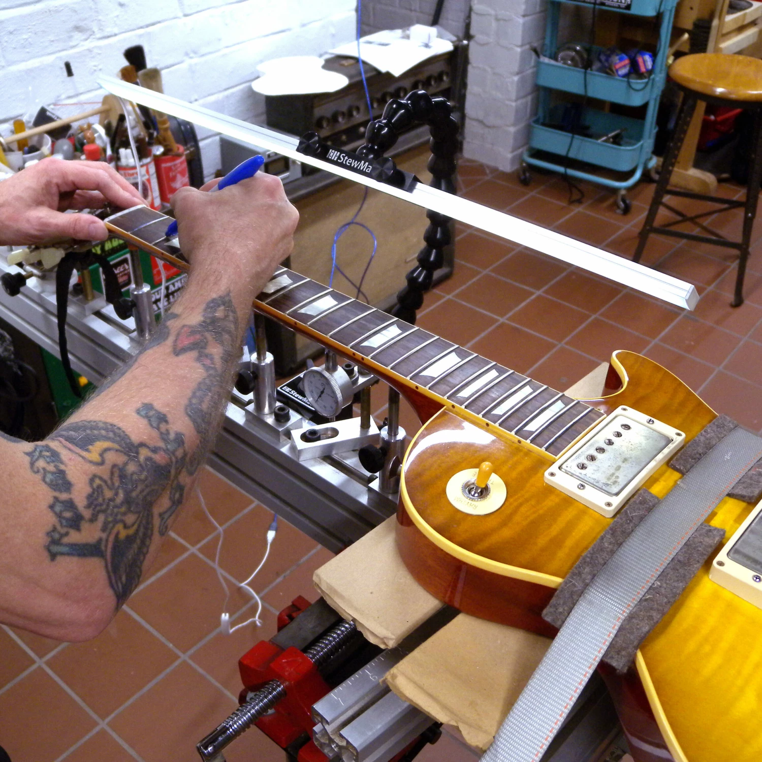 StewMac Light Jig - StewMac StewMac Light Jig - StewMac -US Tool Sales Shop 5369 3 inuse scaled