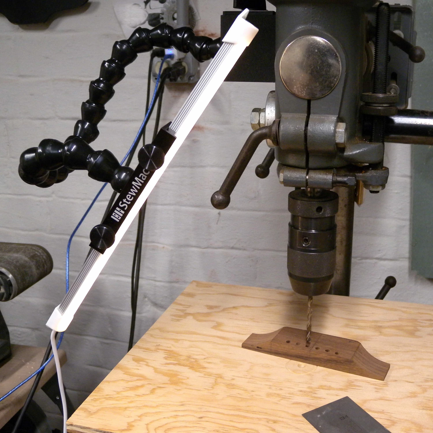 StewMac Light Jig - StewMac StewMac Light Jig - StewMac -US Tool Sales Shop 5369 4 inuse scaled