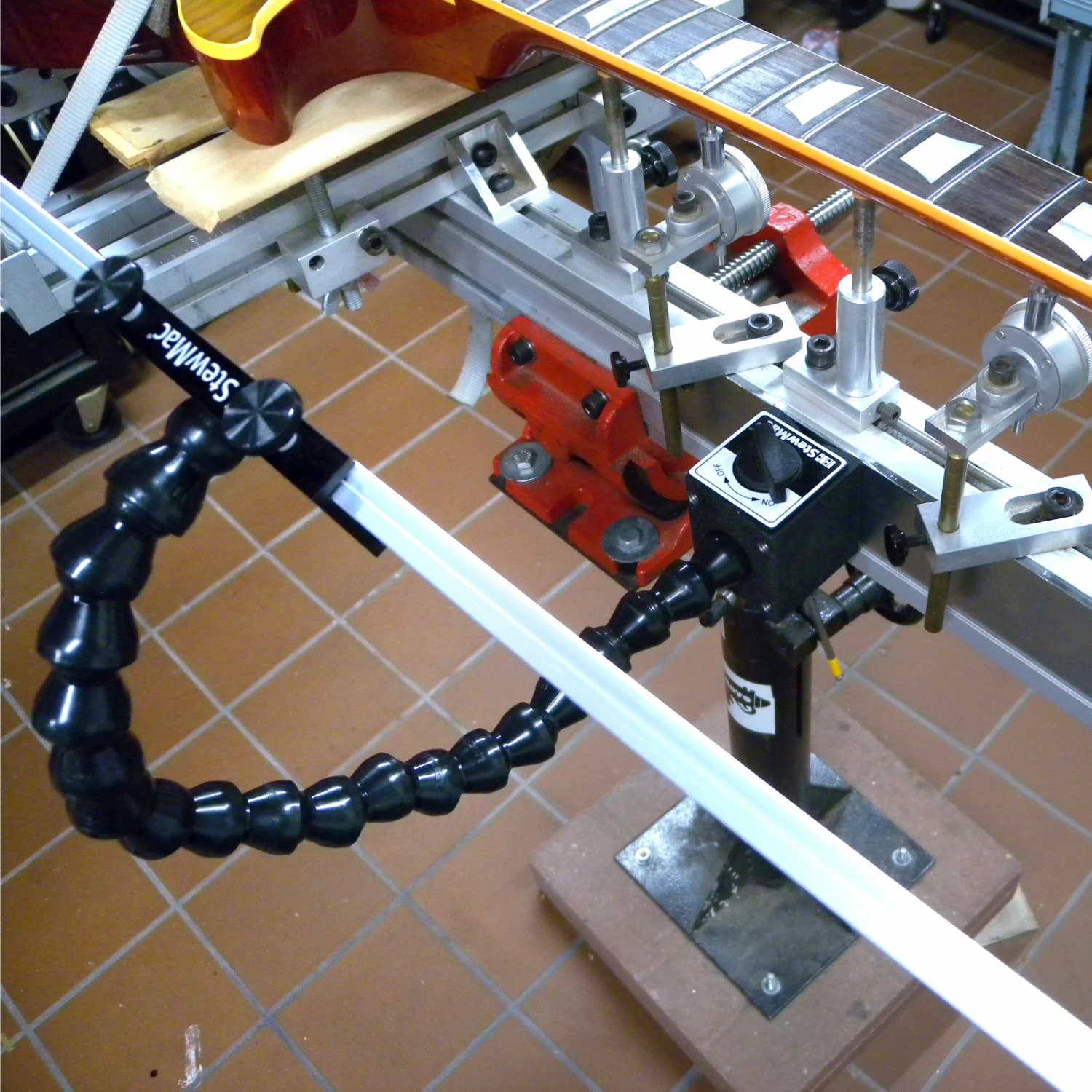 StewMac Light Jig - StewMac StewMac Light Jig - StewMac -US Tool Sales Shop 5369 5 inuse scaled